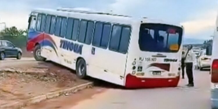 Ônibus ‘encalha’ na Dutra ao tentar fugir de engarrafamento Ônibus ‘encalha’ na Dutra ao tentar fugir de engarrafamento