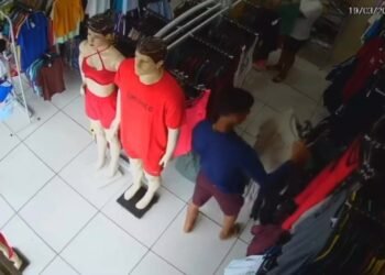 Homem furta sacolas de roupas na loja em São Pedro da Aldeia e ignora movimento; vídeo