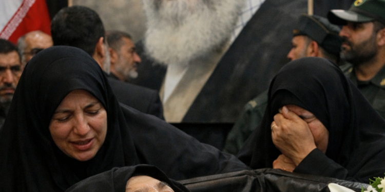 Morre Mansoureh Khojasteh, esposa de Ali Khamenei, em meio à crise no Irã