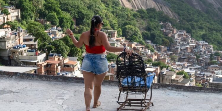 Vídeos de turistas nas lajes da Rocinha viralizam e geram debate sobre ‘romantização da pobreza’