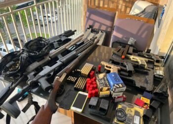 Suspeitos usam documentos falsos do Exército para tentar comprar loja de armas em Campos e são presos em operação no RJ e ES