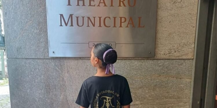 Bailarina da ‘Onda’ é aprovada na Escola Maria Olenewa Bailarina da ‘Onda’ é aprovada na Escola Maria Olenewa