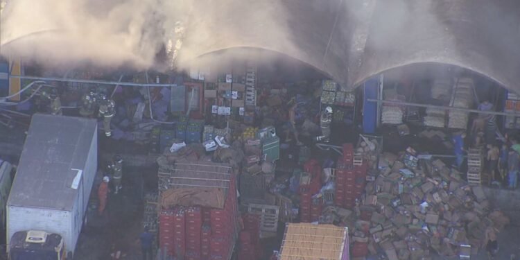 Incêndio encontro pavilhão no Ceasa