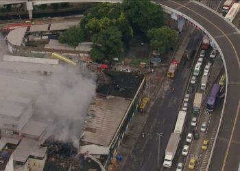 Bombeiros fazem trabalho de rescaldo de incêndio em Ramos