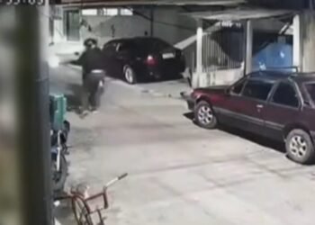 Homem é baleado após criminosos passarem tirando de moto na divisão entre Mesquita e Nova Iguaçu; VÍDEO