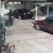 Homem é baleado após criminosos passarem tirando de moto na divisão entre Mesquita e Nova Iguaçu; VÍDEO
