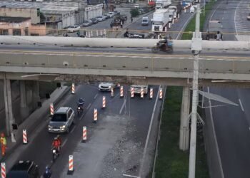 Carreta bate na Via Dutra, viaduto interdita em Nova Iguaçu e trava trânsito na Baixada Fluminense