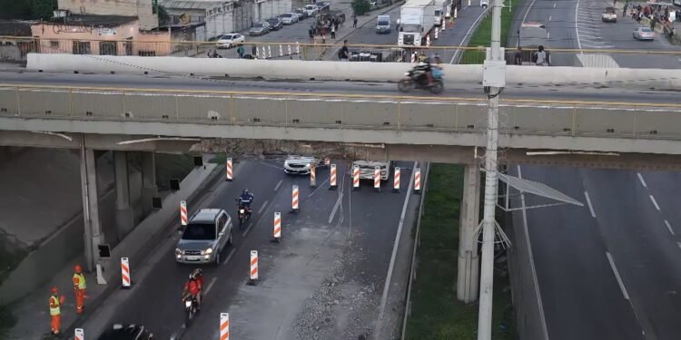 Carreta bate na Via Dutra, viaduto interdita em Nova Iguaçu e trava trânsito na Baixada Fluminense