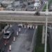Carreta bate na Via Dutra, viaduto interdita em Nova Iguaçu e trava trânsito na Baixada Fluminense