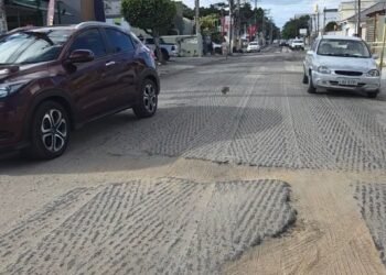 Moradores reclamam de poeira e buracos após obra de asfalto nas ruas de Campos
