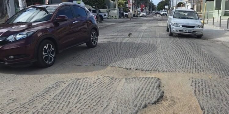 Moradores reclamam de poeira e buracos após obra de asfalto nas ruas de Campos