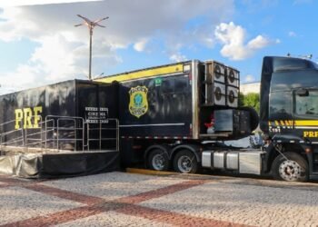 Carreta Cinema da PRF promove educação no trânsito com sessões gratuitas em Macaé