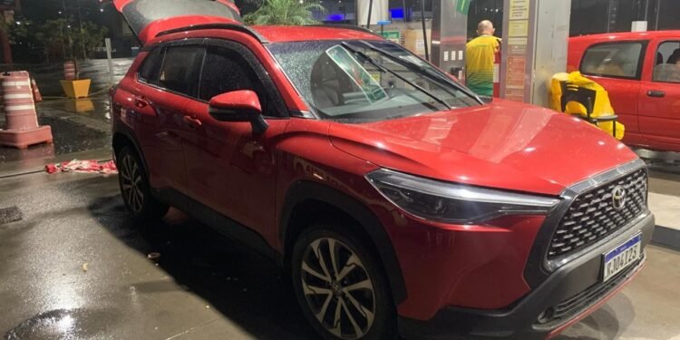 PM intercepta carro com reféns nas portas-malas na BR-040 e desmantela sequestro iniciado no RJ