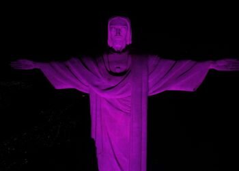 Cristo Redentor recebe iluminação roxa em homenagem ao Dia Internacional da Mulher