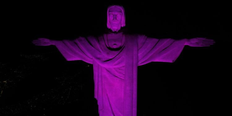 Cristo Redentor recebe iluminação roxa em homenagem ao Dia Internacional da Mulher Cristo Redentor recebe iluminação roxa em homenagem ao Dia Internacional da Mulher