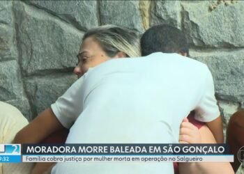 Corpo de moradora baleada durante operação da PM em São Gonçalo é enterrada: ‘Estavam atirando a esmo’, diz parente