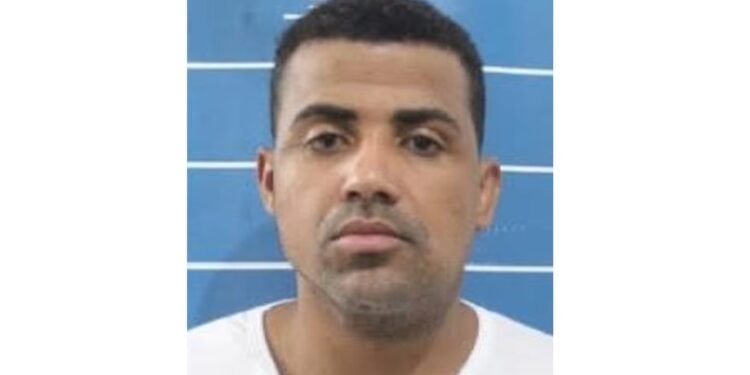 PF prende delegado da PF e ex-secretário em operação contra tráfico de influência para favorecer traficante