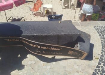 Turista quebra banco da estátua de Drummond ao tentar abrir coco