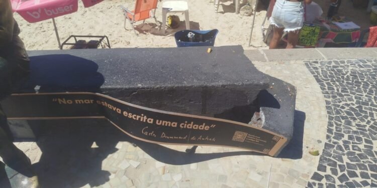 Turista quebra banco da estátua de Drummond ao tentar abrir coco