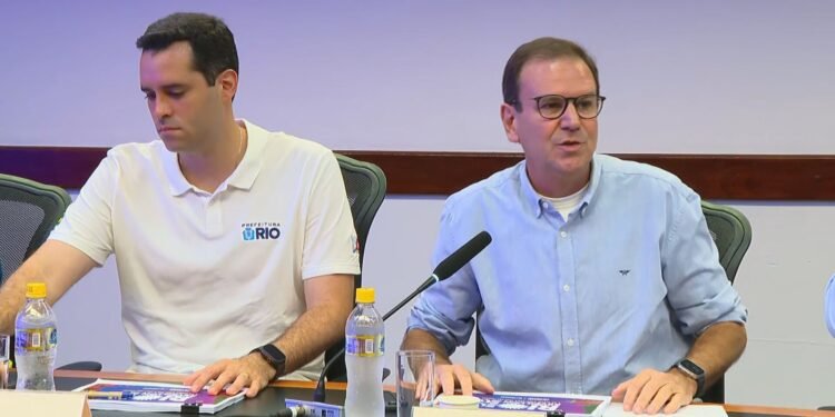 Paes deixa a Prefeitura do Rio e transmite carga para Eduardo Cavaliere