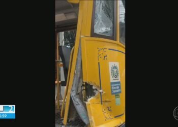 Ônibus bate em bonde em Santa Teresa