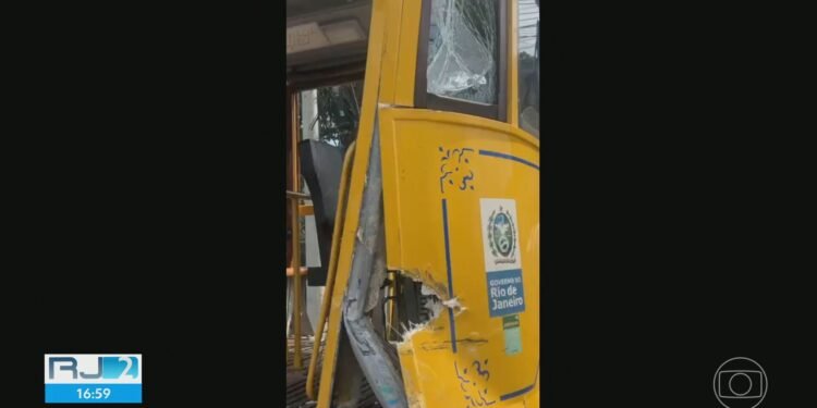 Ônibus bate em bonde em Santa Teresa