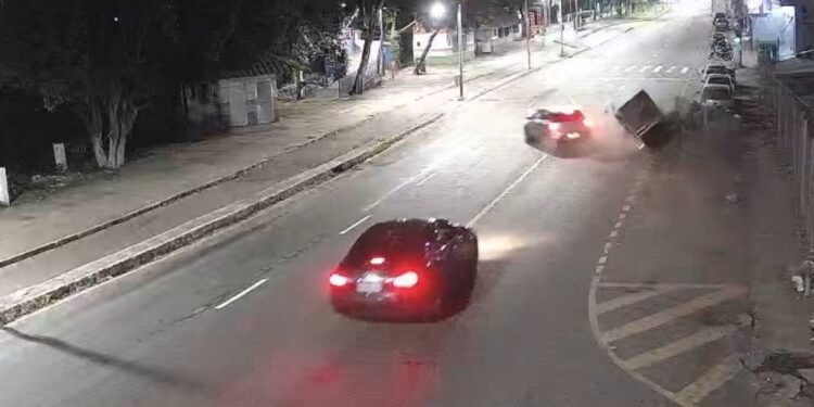 Motorista bate carro em semáforo após provocar acidentes em série
