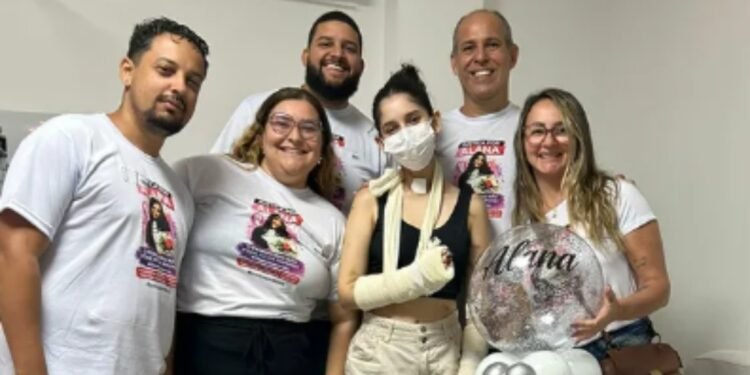 Jovem esfaqueada mais de 15 vezes recebe alta; ‘minha filha venceu essa batalha’, diz mãe