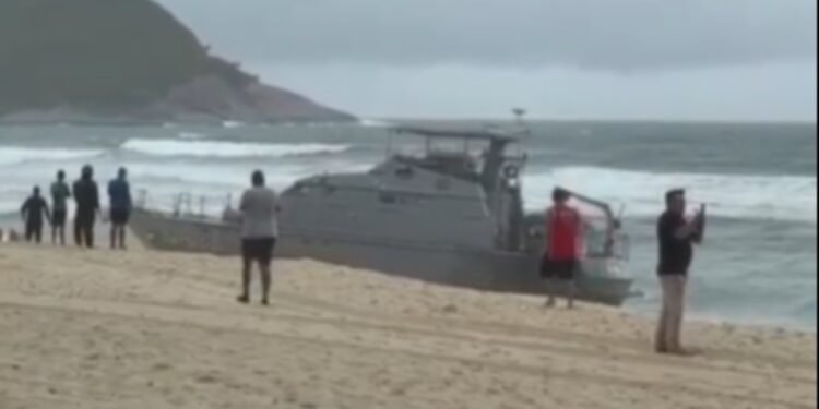 Dois barcos encalham ao tentar resgatar na Praia da Macumba