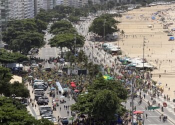 Manifestantes fazem ato contra Lula e ministros do STF em Copacabana