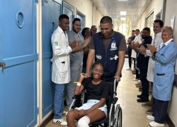 Após 20 dias, criança baleada na saída da escola na Zona Oeste do Rio recebe alta: ‘Foram dias de angustia’, diz pai