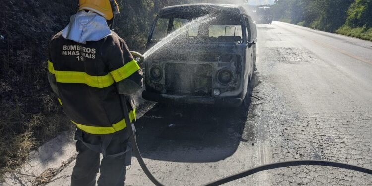 Kombi Incendeia na BR-251 em Francisco Sá; Bombeiros Agem Rapidamente