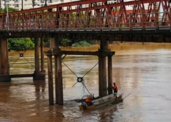 Defesa Civil limpa pilares de pontes após cheia do Rio Paraíba do Sul em Campos
