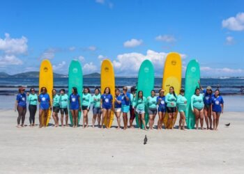 Projeto social usa mar para empoderamento feminino em Cabo Frio
