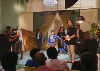 Filme une música e fé para contar saga de menino que sonha ser cantor