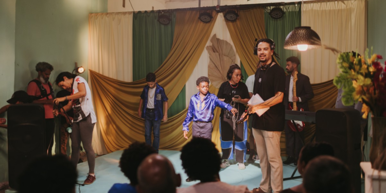 Filme une música e fé para contar saga de menino que sonha ser cantor