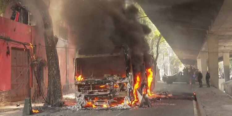 Uso de ônibus como barricadas mais que dobra no Rio, apesar do protocolo