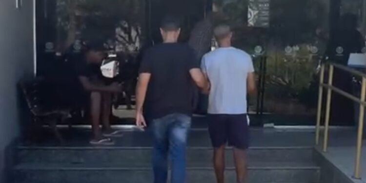 Condenado por homicídio é preso em Búzios após pular casas e se esconder em dispensa