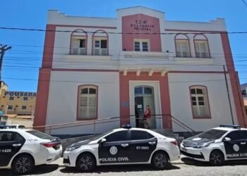 Corpo parcialmente queimado é encontrado em área de vegetação em Saquarema