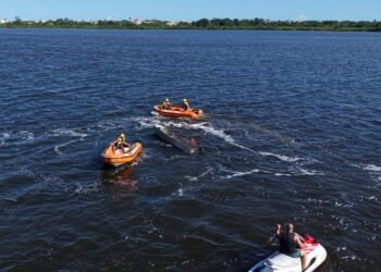 Embarcação vira em lagoa de Maricá e pescadores são resgatados