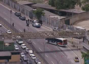 PM faz operação na Maré, e bandidos fecham Linha Amarela