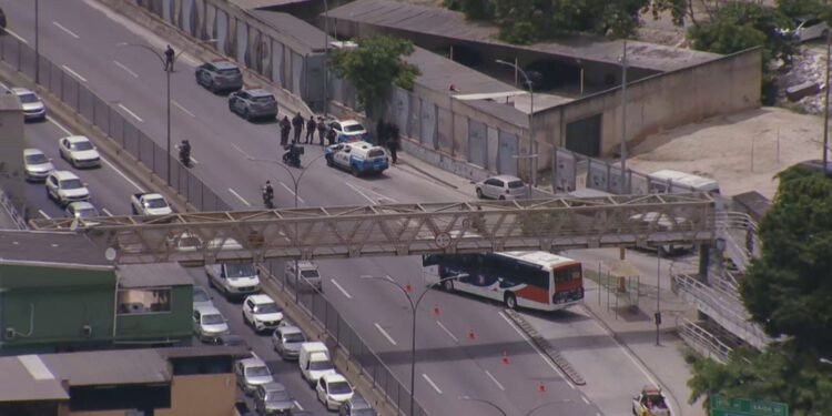 PM faz operação na Maré, e bandidos fecham Linha Amarela