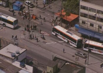Ônibus são usados ​​como barricadas e interditam rua na Praça Seca