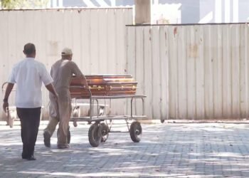 Parentes e amigos se despedem de médicos mortos a tiros em perseguição no Rio