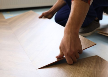 Pisos vinílicos ganham espaço como escolha inteligente para reformas ágeis