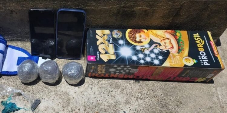 Integrantes de torcida organizada são presos com bombas caseiras em Salvador Integrantes de torcida organizada são presos com bombas caseiras em Salvador