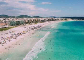 Canto do Forte recebe aula inaugural do projeto “Yoga no Forte” no RJ