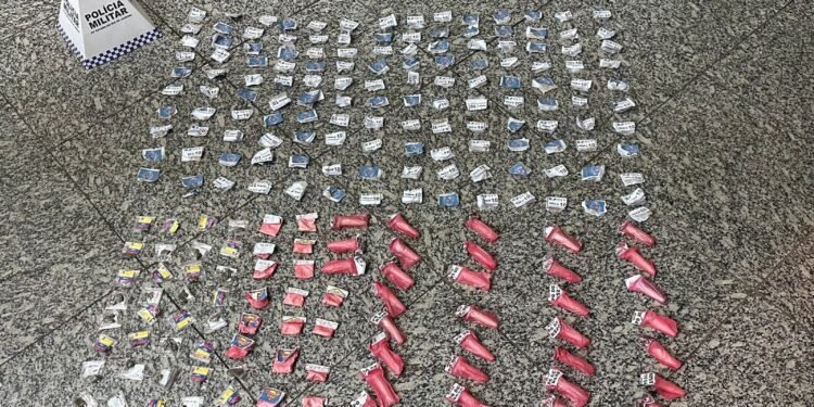 Drogas são apreendidas após fuga de suspeitos em Barra do Piraí Drogas são apreendidas após fuga de suspeitos em Barra do Piraí