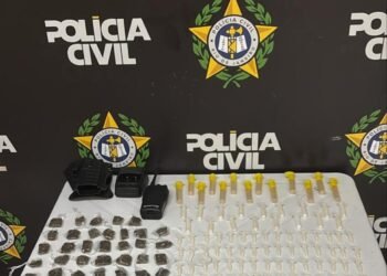 Dois jovens estão presos por envolvimento com o tráfico de drogas em Barra Mansa
