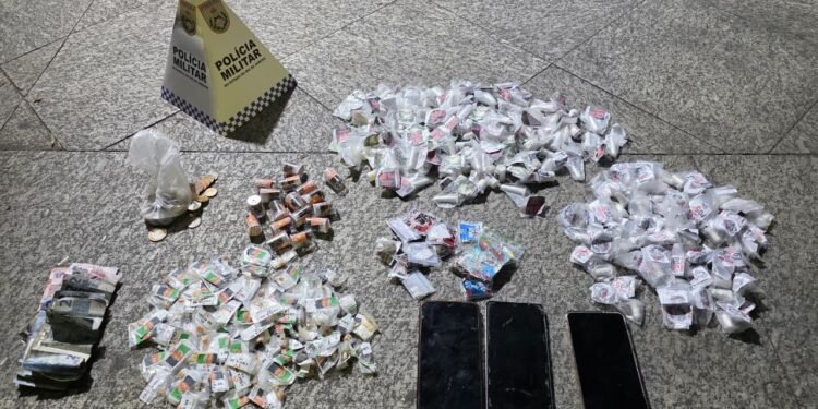 Dupla é presa com drogas em Resende